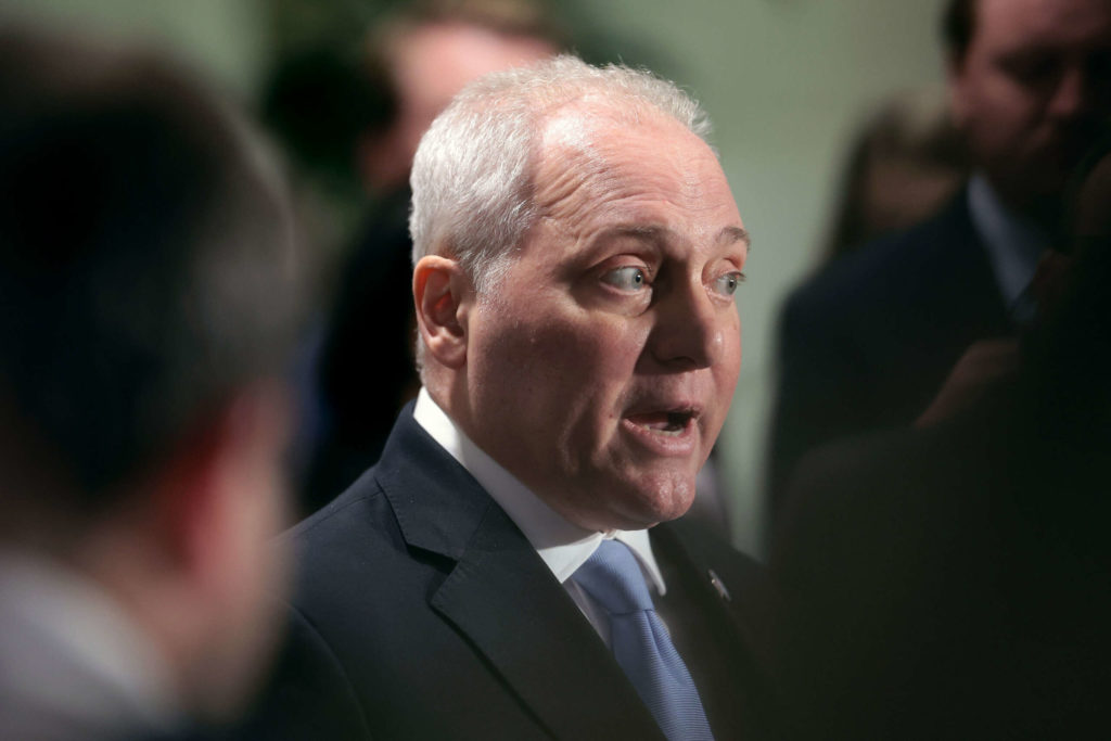 Steve Scalise abandonne la course à la présidence de la Chambre et les démocrates défendent Hakeem Jeffries