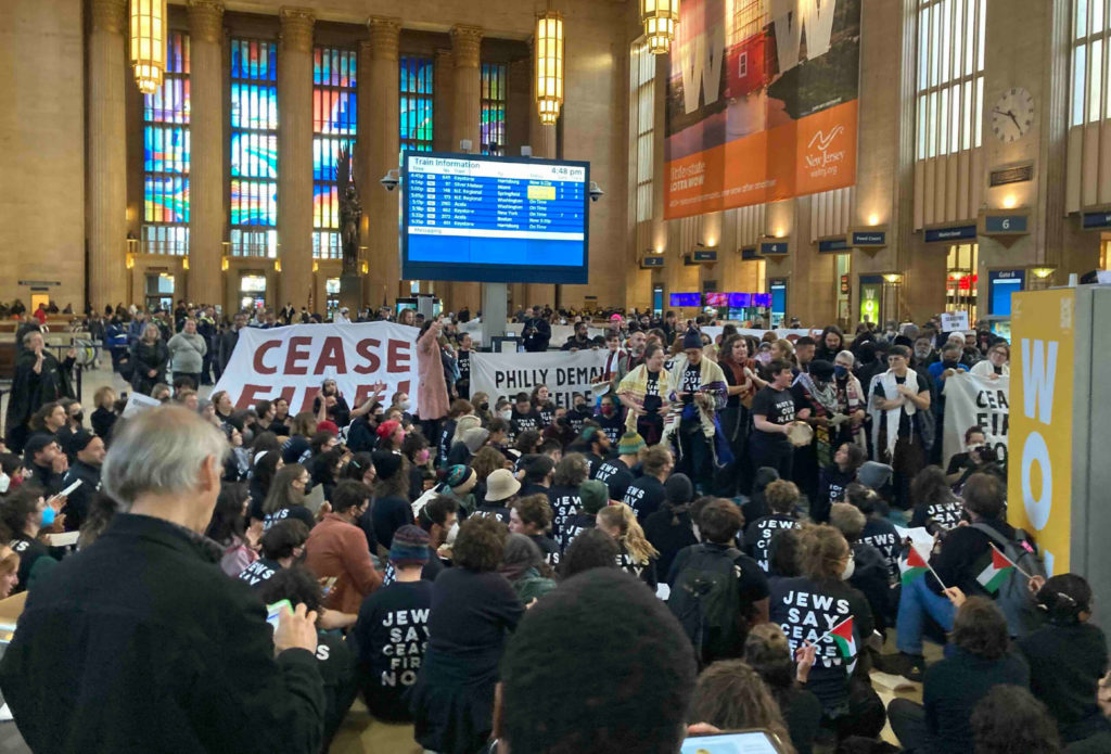 500 manifestants perturbent la gare de Philadelphie et exigent un cessez-le-feu avec Israël